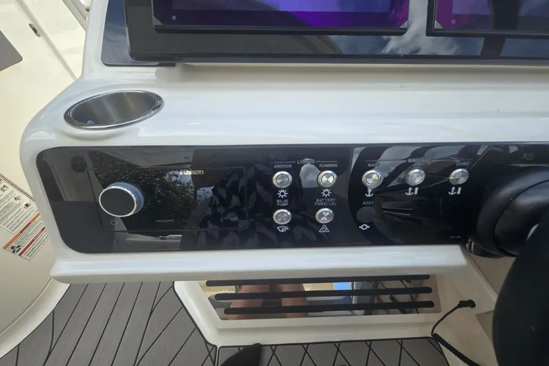 Slide: The Image of Sea Ray SLX 310 Outboard 2026 - 19