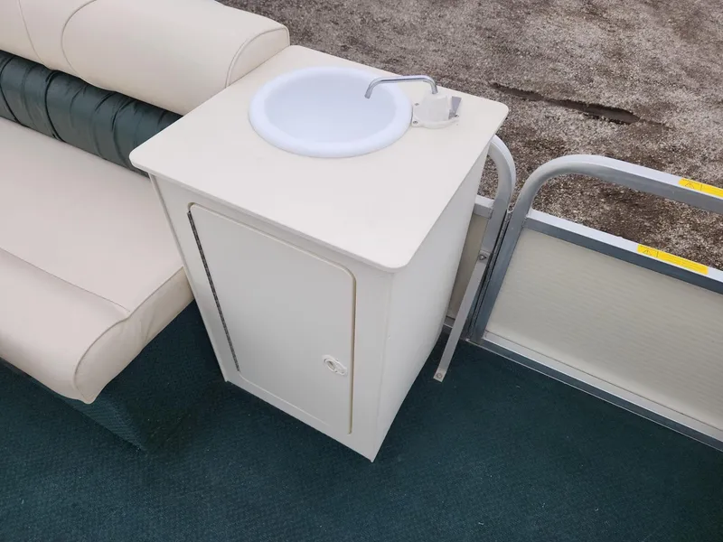 Slide: The Image of 2005 Tahoe Pontoon GRAND TAHOE XRP 23 interior with sink and seating. - 12