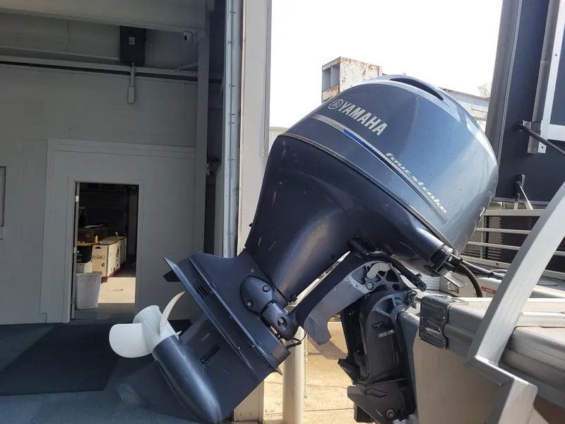Slide: The Image of Outboard motor on a 2020 Bennington 22 SSBXP boat, featuring a Yamaha engine. - 9