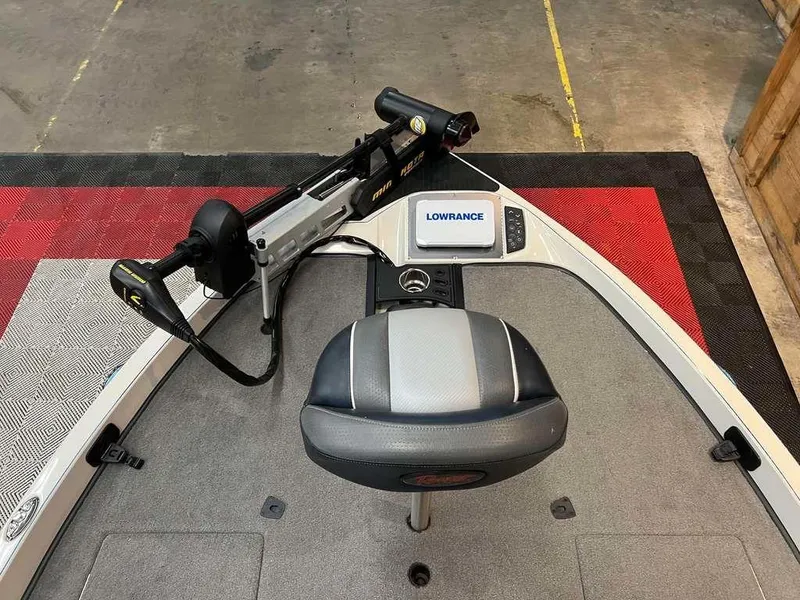 Slide: The Image of 2015 Ranger Z520C boat deck with Lowrance system and seating. - 6