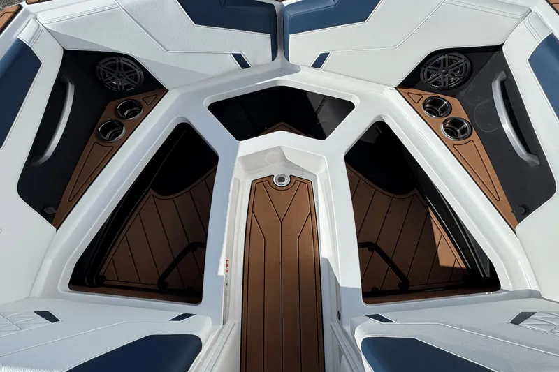 Slide: The Image of Nautique Super Air Nautique GS22 2026 - 43
