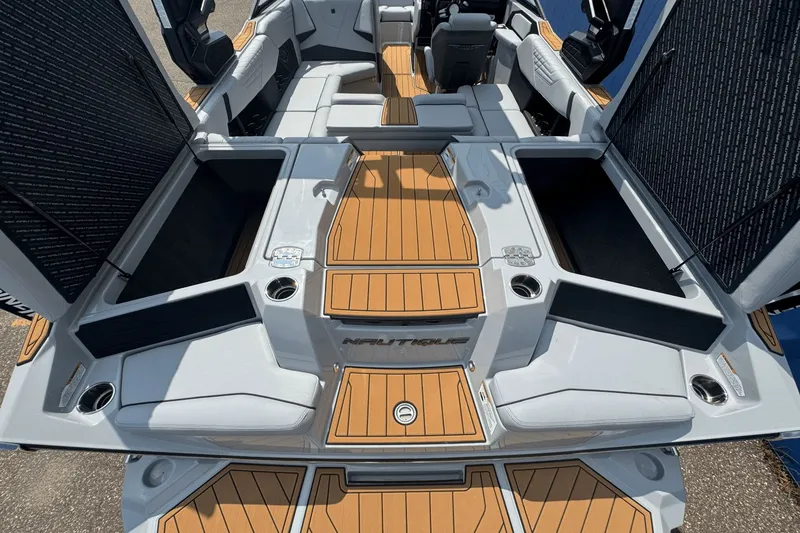Slide: The Image of Nautique Super Air Nautique S21 2026 - 10