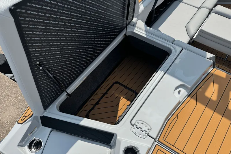 Slide: The Image of Nautique Super Air Nautique S21 2026 - 11