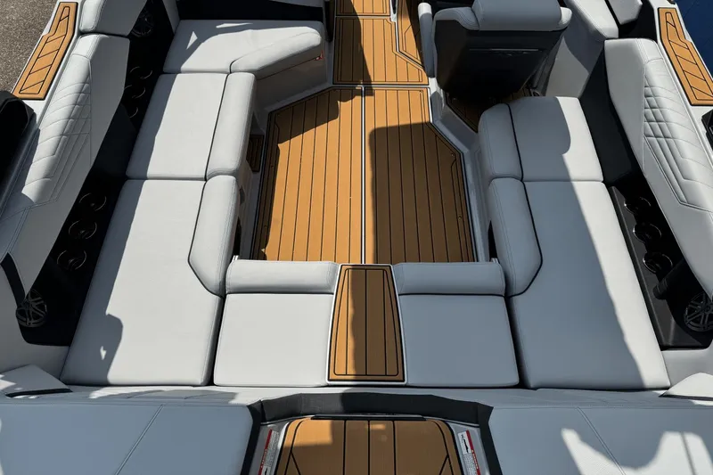 Slide: The Image of Nautique Super Air Nautique S21 2026 - 16