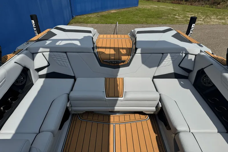 Slide: The Image of Nautique Super Air Nautique S21 2026 - 19