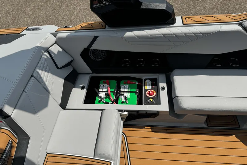 Slide: The Image of Nautique Super Air Nautique S21 2026 - 23
