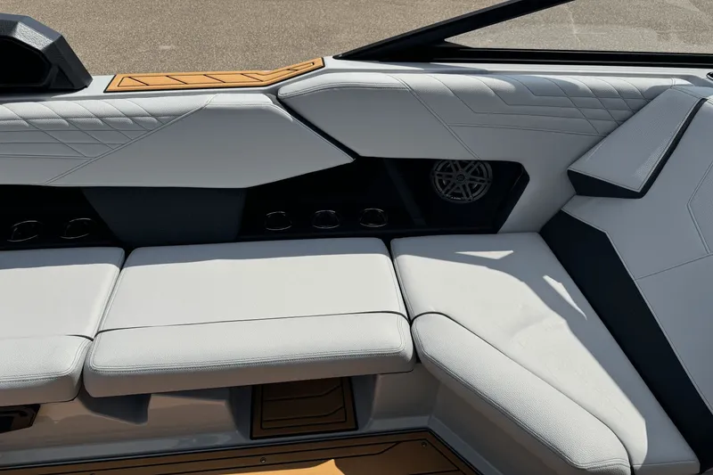 Slide: The Image of Nautique Super Air Nautique S21 2026 - 24