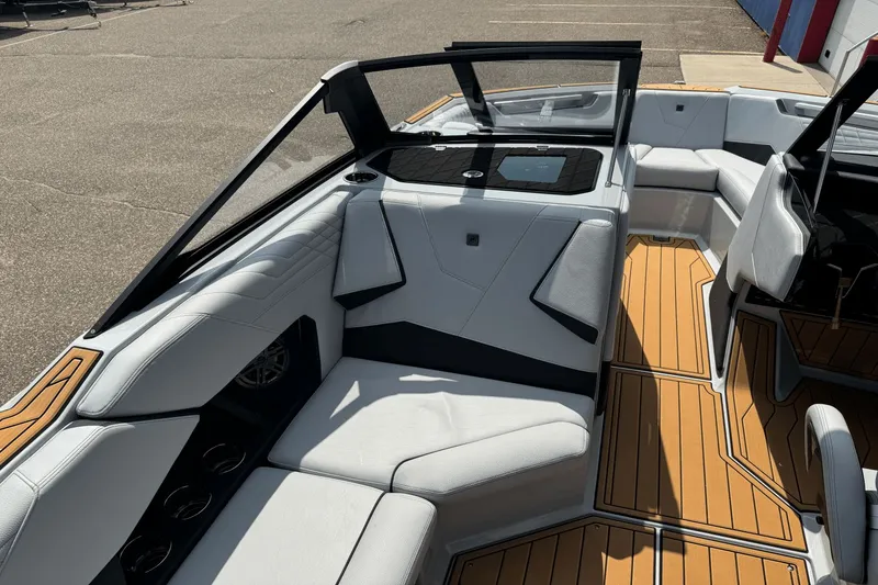 Slide: The Image of Nautique Super Air Nautique S21 2026 - 25