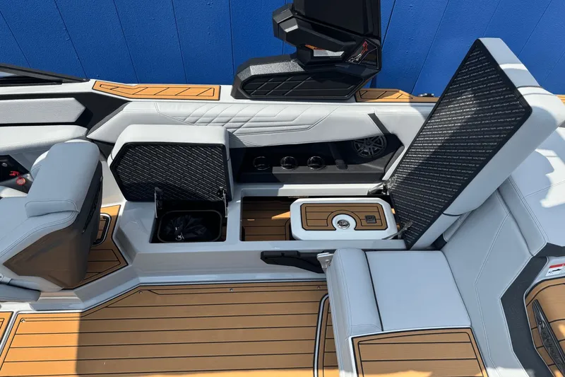 Slide: The Image of Nautique Super Air Nautique S21 2026 - 30