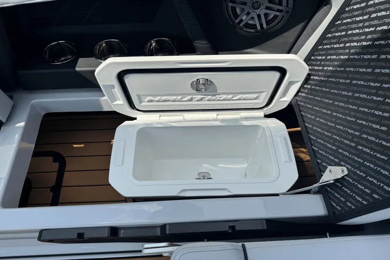 Slide: The Image of Nautique Super Air Nautique S21 2026 - 32