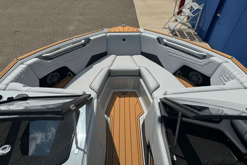 Slide: The Image of Nautique Super Air Nautique S21 2026 - 43