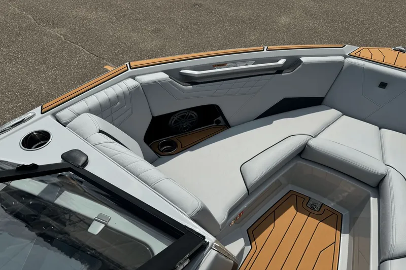 Slide: The Image of Nautique Super Air Nautique S21 2026 - 44