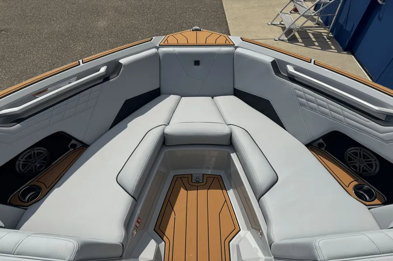 Slide: The Image of Nautique Super Air Nautique S21 2026 - 45