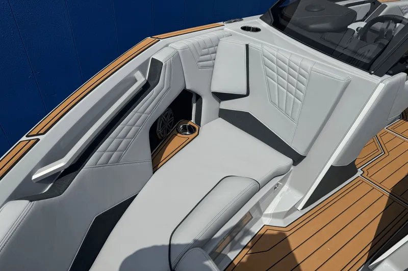 Slide: The Image of Nautique Super Air Nautique S21 2026 - 48