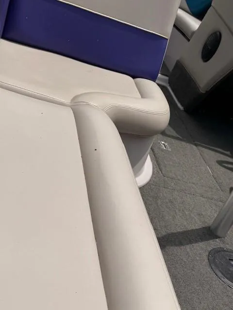 Slide: The Image of Interior seating of a 1995 MasterCraft MARISTAR 225 VRS LT1 boat. - 13