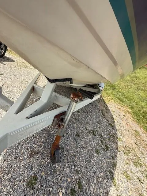 Slide: The Image of 1995 MasterCraft MARISTAR 225 VRS LT1 boat on trailer, gravel ground. - 16