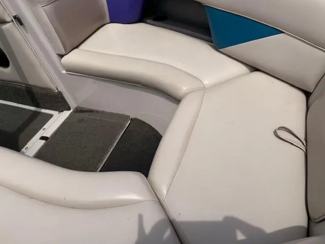 Slide: The Image of Interior seating of a 1995 MasterCraft MARISTAR 225 VRS LT1 boat. - 20