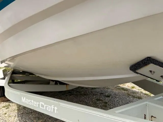 Slide: The Image of 1995 MasterCraft MARISTAR 225 VRS LT1 boat on trailer, close-up view of hull. - 3