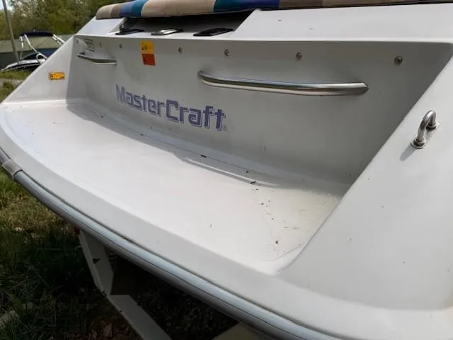 Slide: The Image of 1995 MasterCraft MARISTAR 225 VRS LT1 boat rear view with logo and swim platform. - 6