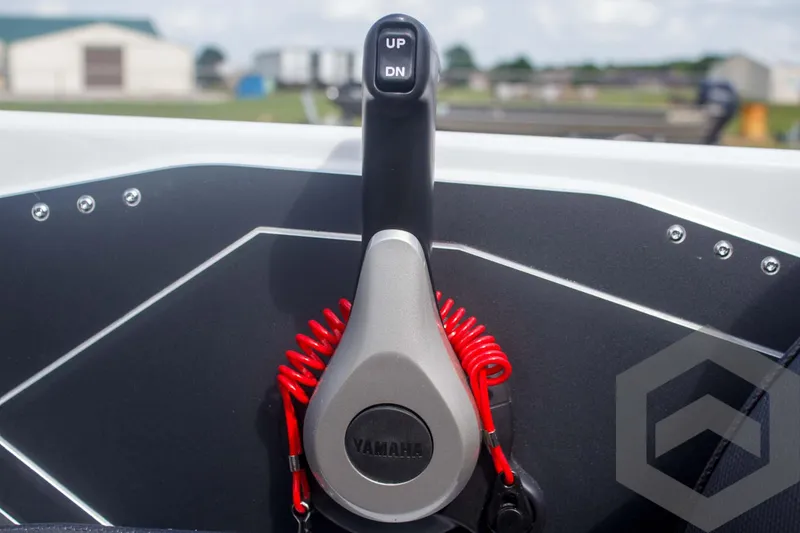 Slide: The Image of Throttle control of 2025 Skeeter ZXR 20 boat with Yamaha branding and red coiled cord. - 37