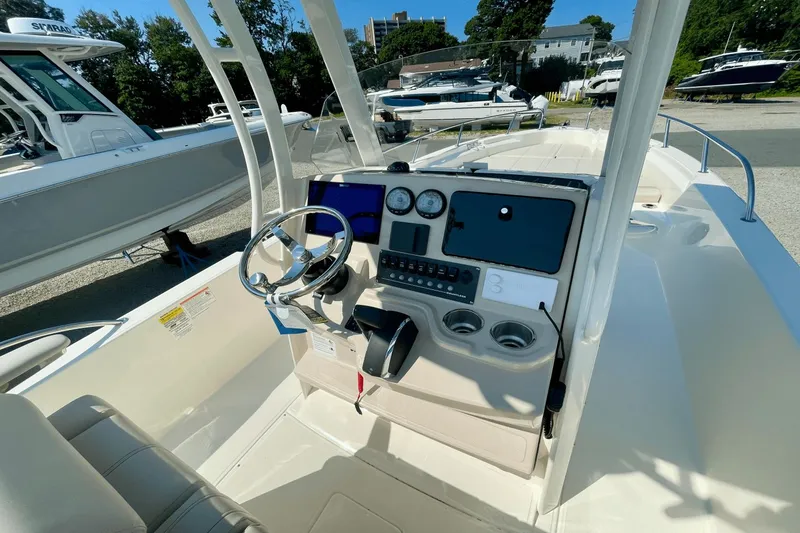 Slide: The Image of Boston Whaler 250 Dauntless 2026 - 15