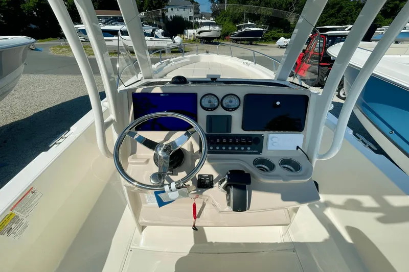Slide: The Image of Boston Whaler 250 Dauntless 2026 - 16