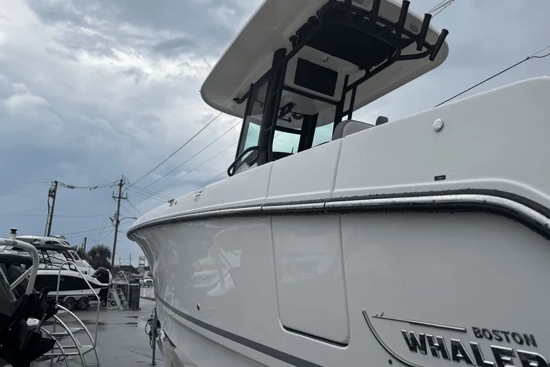 Slide: The Image of Boston Whaler 280 Outrage 2026 - 40