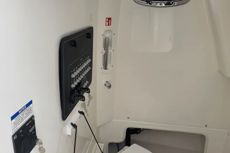 Slide: The Image of Boston Whaler 280 Outrage 2026 - 67