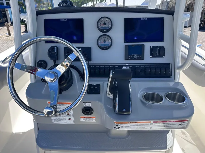 Slide: The Image of Boston Whaler 230 Outrage 2026 - 20