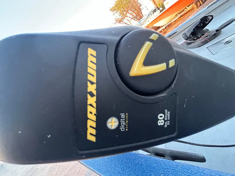 Slide: The Image of Maxxum digital motor on 2017 G3 20 CCJ DLX boat, 80 thrust power. - 36