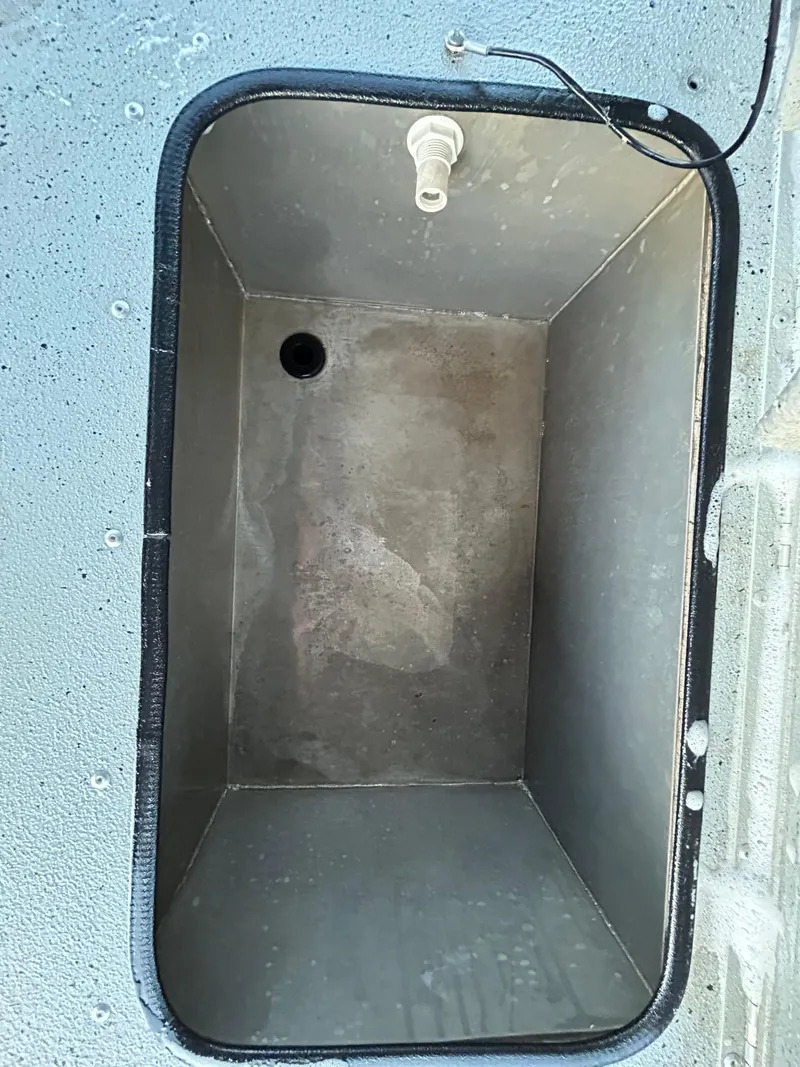 Slide: The Image of 2017 G3 20 CCJ DLX boat compartment, empty interior view. - 47