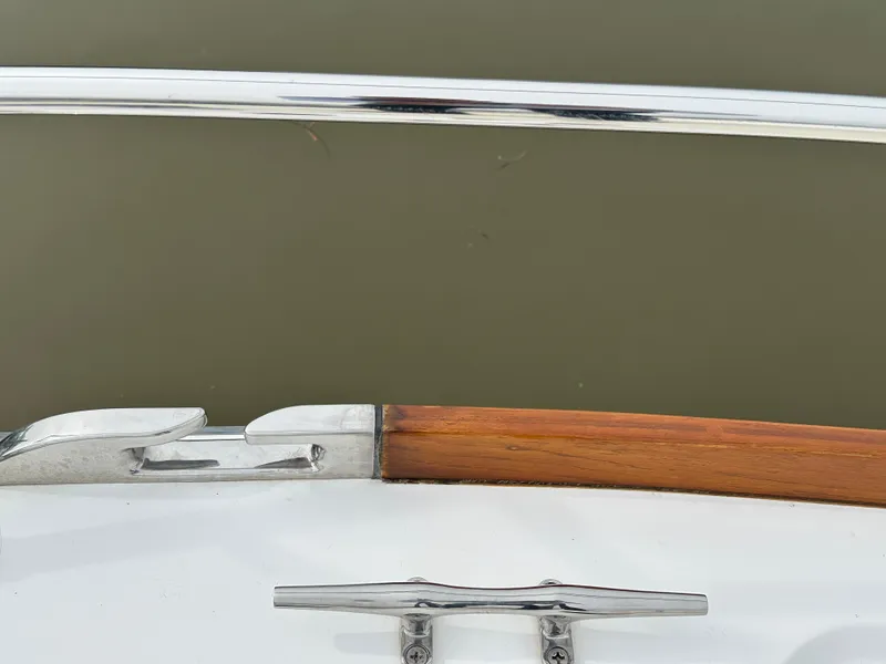 Slide: The Image of 2005 Sabre 38 Hardtop Express boat railing and cleat detail. - 54