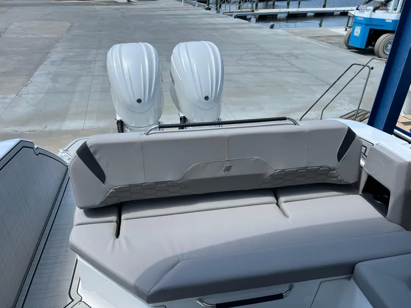 Slide: The Image of Four Winns H-Series H9 2025 - 10