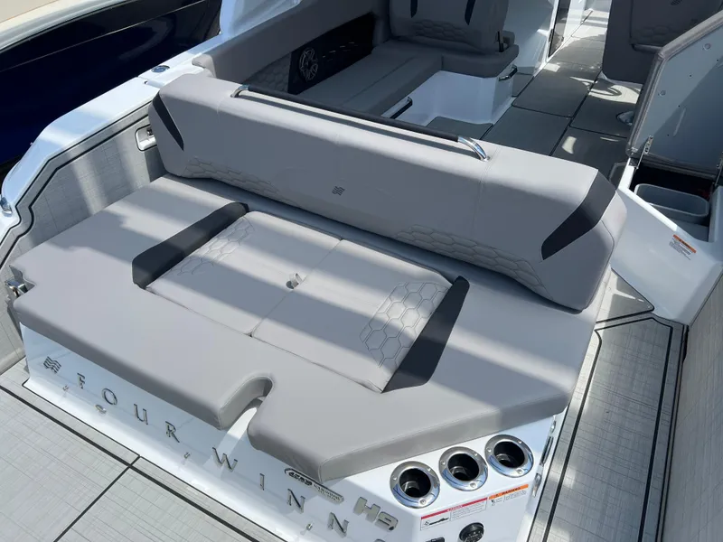 Slide: The Image of Four Winns H-Series H9 2025 - 11