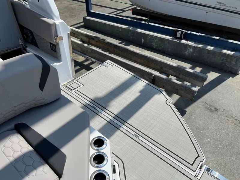 Slide: The Image of Four Winns H-Series H9 2025 - 12