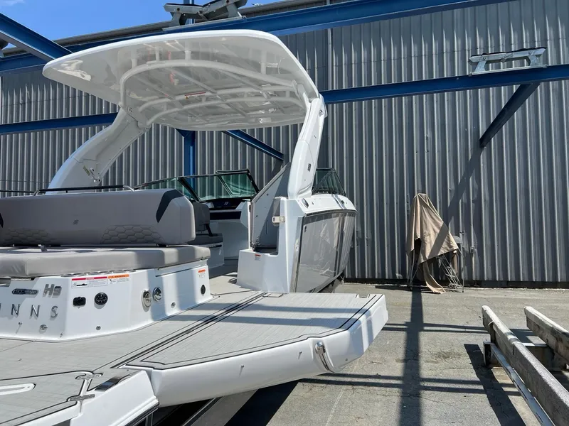 Slide: The Image of Four Winns H-Series H9 2025 - 13