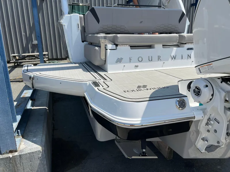 Slide: The Image of Four Winns H-Series H9 2025 - 15