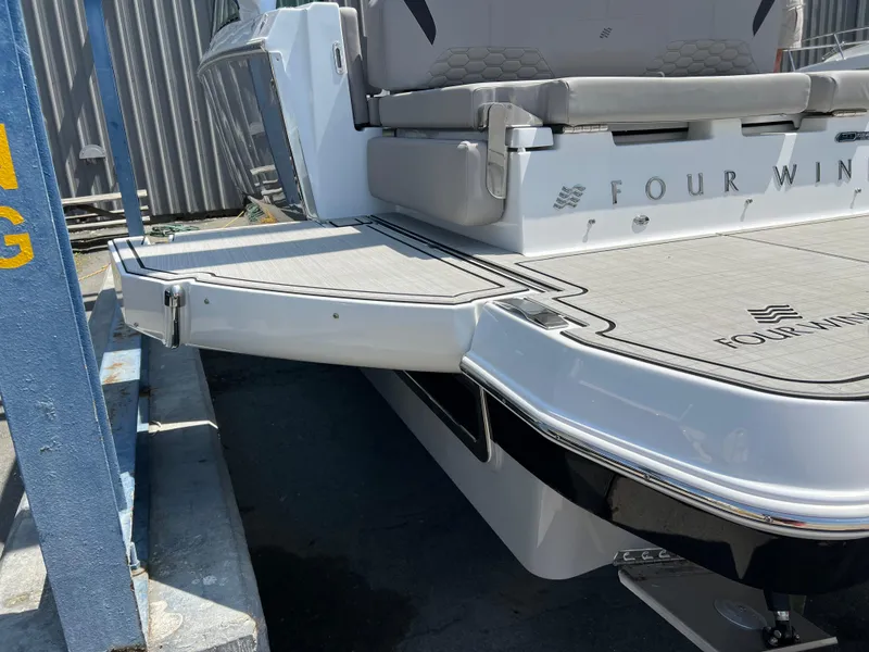 Slide: The Image of Four Winns H-Series H9 2025 - 16