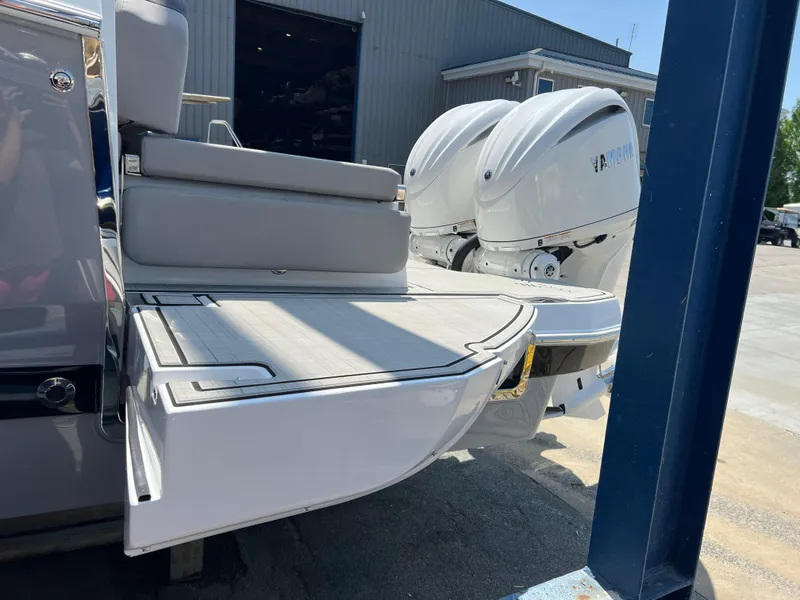 Slide: The Image of Four Winns H-Series H9 2025 - 17