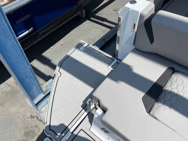 Slide: The Image of Four Winns H-Series H9 2025 - 18