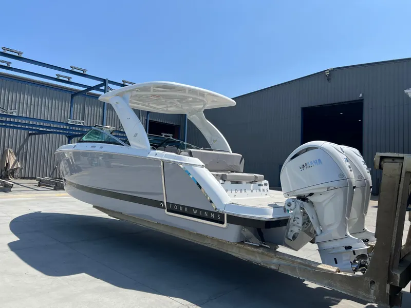 Slide: The Image of Four Winns H-Series H9 2025 - 19