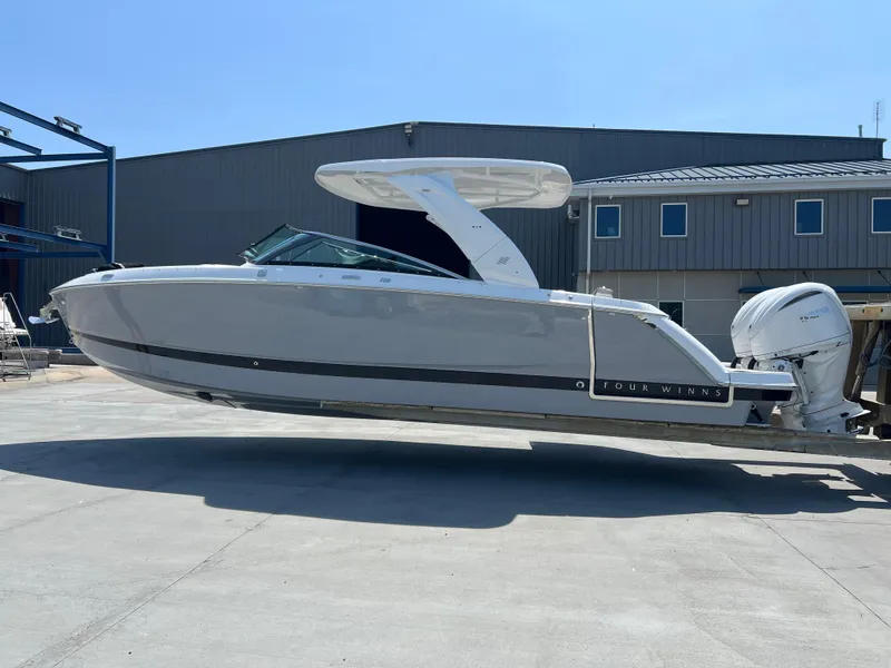 Slide: The Image of Four Winns H-Series H9 2025 - 20