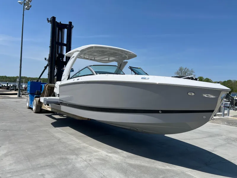 Slide: The Image of Four Winns H-Series H9 2025 - 21