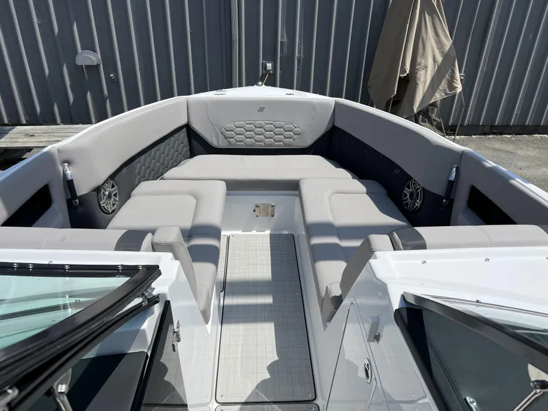 Slide: The Image of Four Winns H-Series H9 2025 - 22