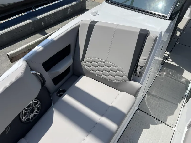 Slide: The Image of Four Winns H-Series H9 2025 - 23