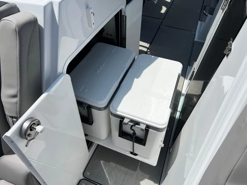 Slide: The Image of Four Winns H-Series H9 2025 - 25