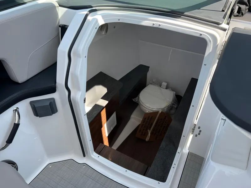 Slide: The Image of Four Winns H-Series H9 2025 - 26