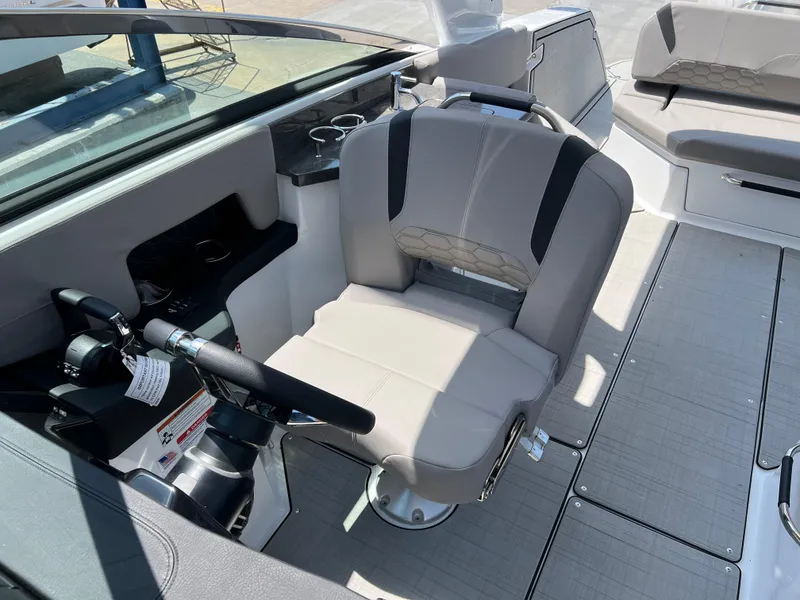 Slide: The Image of Four Winns H-Series H9 2025 - 27