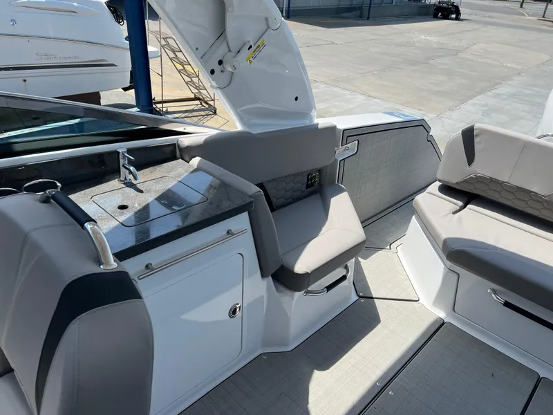 Slide: The Image of Four Winns H-Series H9 2025 - 29