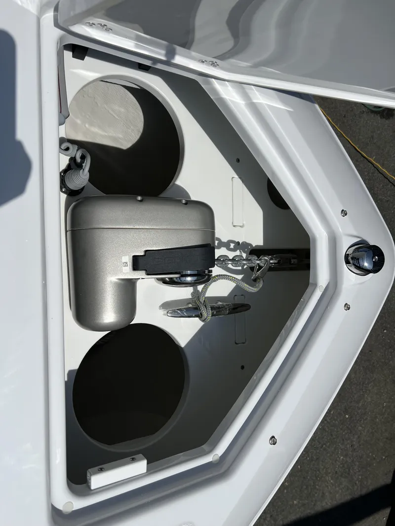 Slide: The Image of Four Winns H-Series H9 2025 - 3